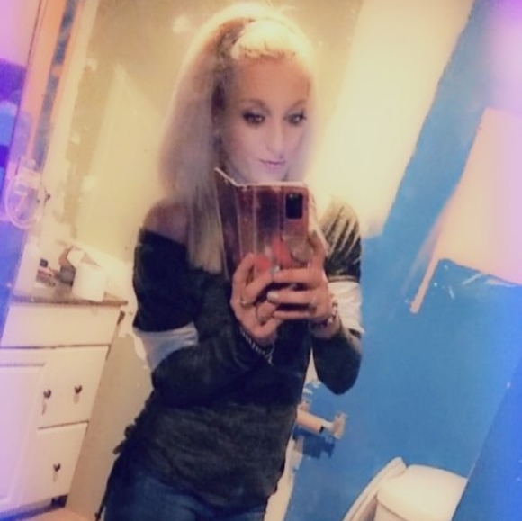 Meet your Posher, Stephanie - Picture 2 of 2